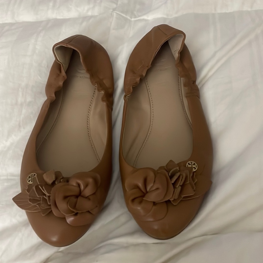 Like New Tory Burch Camel Tan Blossom Flower Flats Sz 7.5